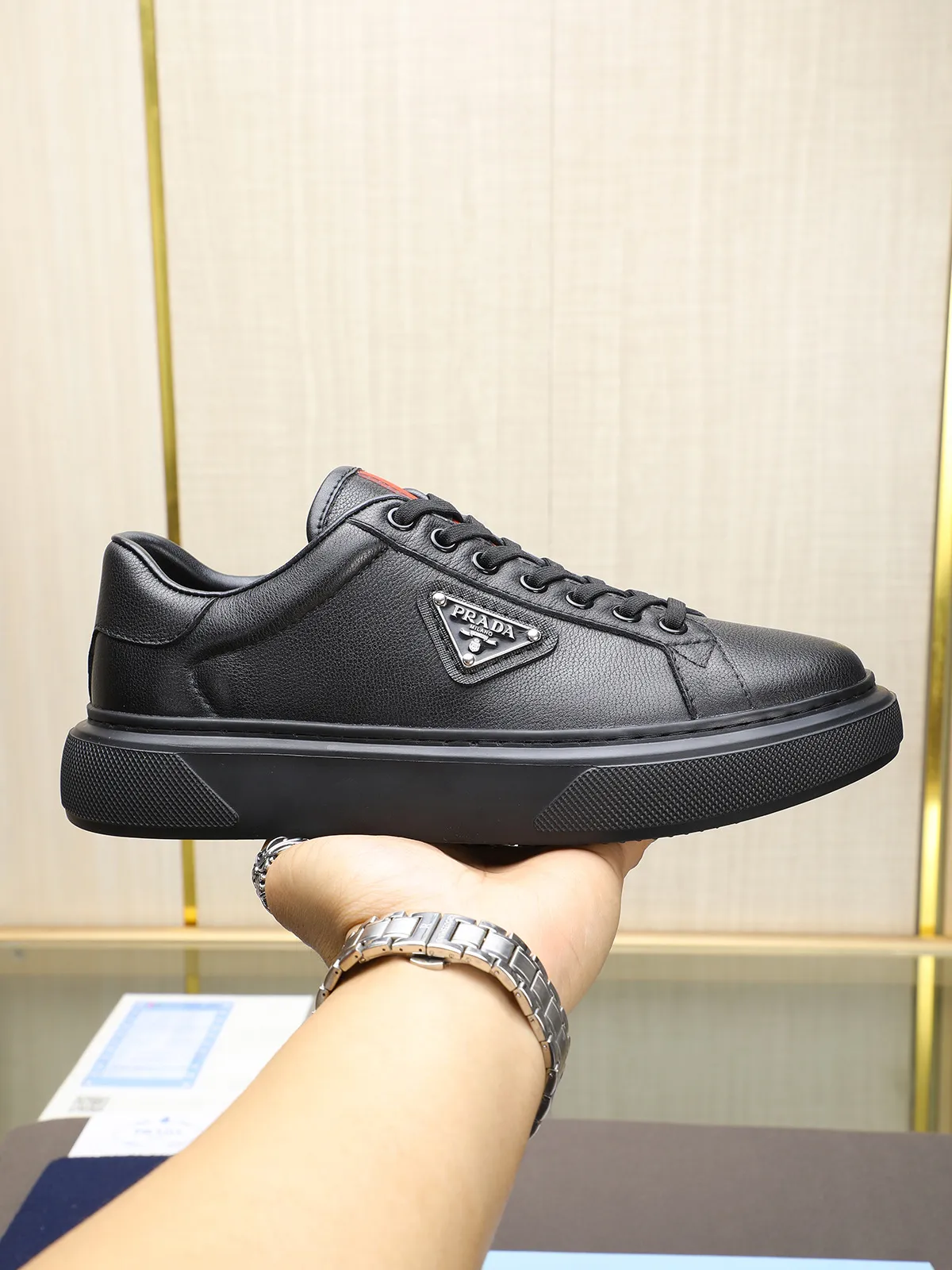 Men's shoes 💰460 Prada/Prada Men's new casual shoes, this upper is made of imported calfskin + sheep lining! The outside is decorated with the P family's classic metal triangle enamel logo, and the outsole is made of non-slip sports foam ultra-light outsole, which feels good on the feet and is a fashionable and fashionable item!  Size: 38-44 (45 customized)
